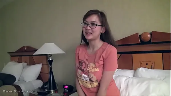 Zobraziť videá zo služby Cute busty asian girlfriend fngers in glasses