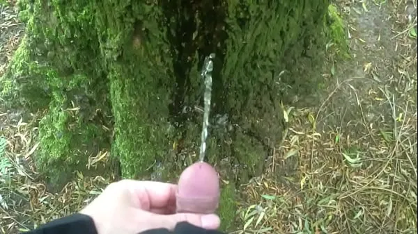 Mann auf einen Baum gepisstFahrvideos anzeigen