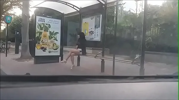 Toon bitch at a bus stop Drive-video's