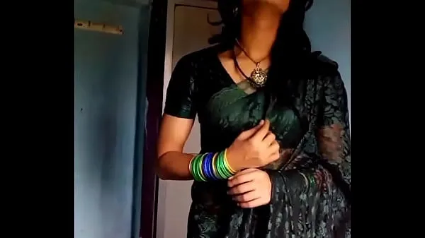 Εμφάνιση Crossdresser in green saree βίντεο δίσκου