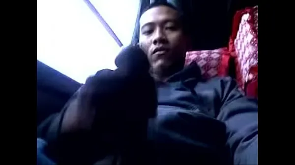 gay indonesian jerking outdoor on bus ドライブの動画を表示