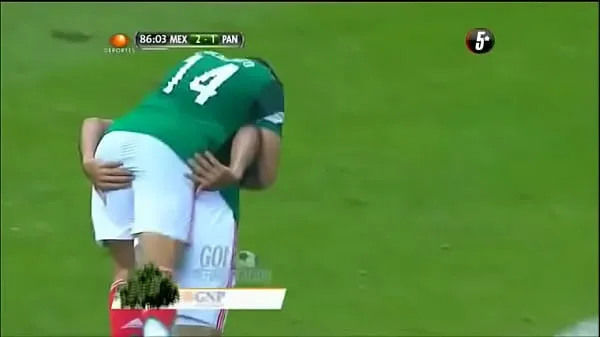 Raul Jimenez sticks his fingers in Chicharito's ass Drive-videók megjelenítése