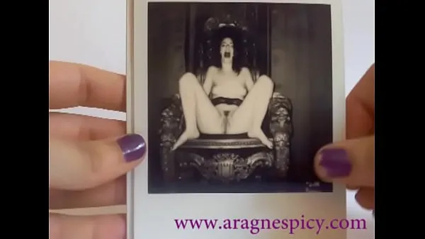 Mostrar Aragne shows her polaroids from a private BDSM session 2016 vídeos do Drive