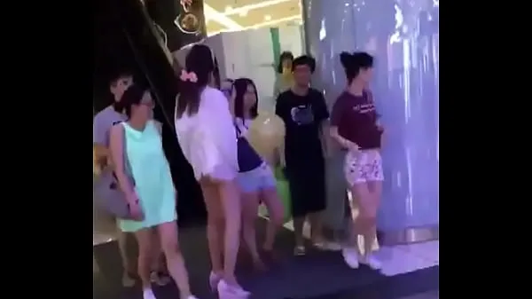 عرض مقاطع فيديو محرك الأقراص Asian Girl in China Taking out Tampon in Public