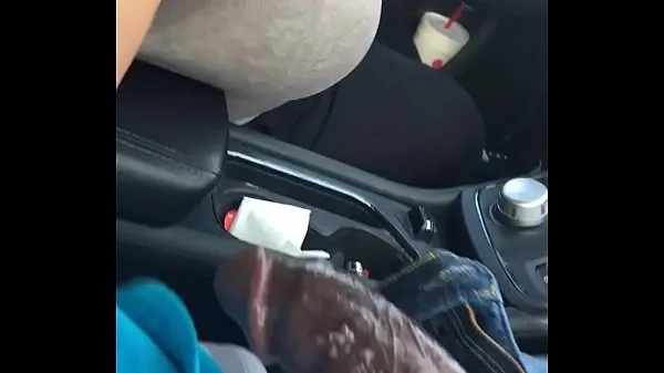 Tampilkan Candy Cakes sucking dick in the car video berkendara