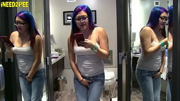 Zobraziť videá zo služby Hot girls need to pee wetting their tight jeans spandex 2018