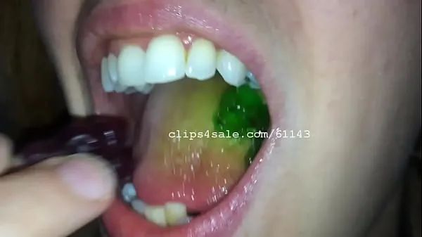 Zobrazit videa z disku Mouth Fetish - Casey Eats Gummy Bears Video 1