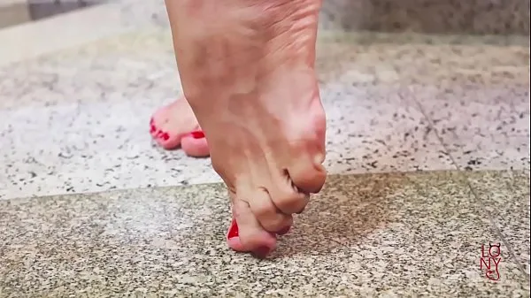 Mostra Piedi dolci - Piedi e feticismo del piede con Lohanny Brandaovideo di guida