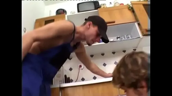 Εμφάνιση Stud fucks a cock sucking boy and creams him in the kitchen βίντεο δίσκου