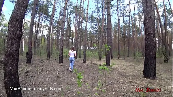 Afficher Baise publique en plein air pour Mia en forme dans la forêt. Mia Bandini vidéos Drive