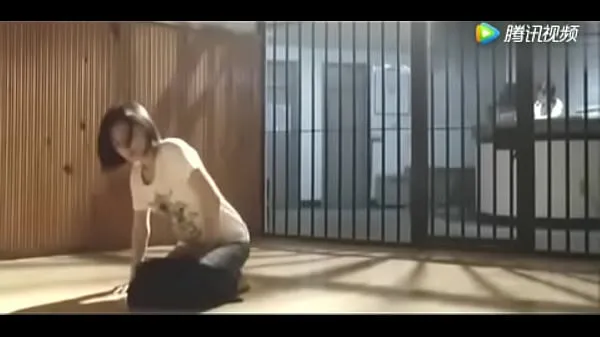 Afficher Fille en prison a besoin de faire pipi vidéos Drive