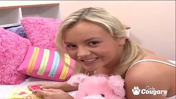 Bree Olson hebt ihren kleinen Rock und nimmt etwas SchwanzFahrvideos anzeigen