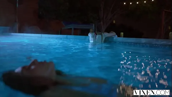 Mostra VIXEN Janice Griffith e Ivy Wolfe si intrufolano nel cortile per divertimento notturno in piscinavideo di guida