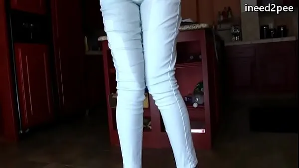 Afficher Les filles avec les vessies pleines mouillant leur culotte de jeans 7 vidéos Drive