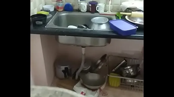 Tampilkan Naked indian boy in kitchen video berkendara