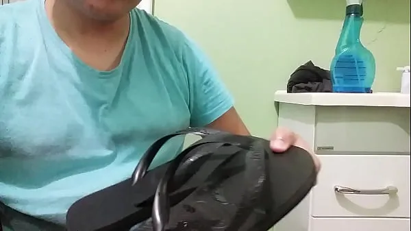 I enjoyed in my friend's Havaianas and licked and spread the cum all over the slipper! A delight ドライブの動画を表示