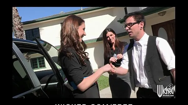 Videoları gösterin Pair of sisters bribe their car salesman into a threesome çalıştırın