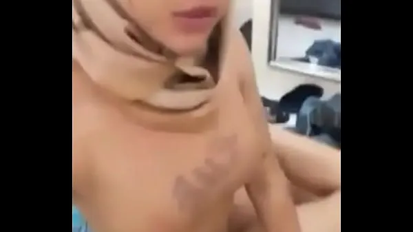 Mostrar Ladyboy hijab de Indonesia vídeos de conducción