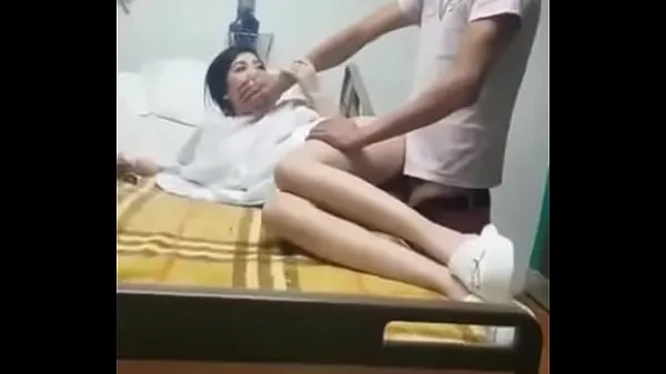 Mostrar Con bata de hospital vídeos de conducción