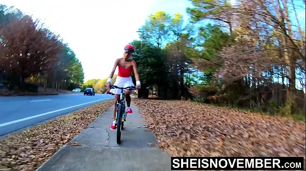 Mostrar Nudez Pública. Andar de bicicleta. Mulher atraente. Debaixo da saia. Bunda. Muito pequeno. Msnovember. Ébano. Nádegas. Realidade. 4k Em Sheisnovember vídeos do Drive