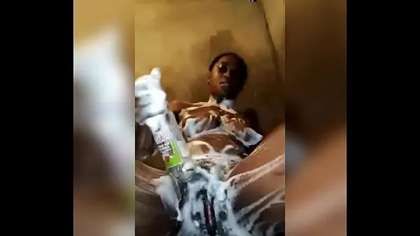 Mostrar Nigeria babe masturbate with big bottle while bathing vídeos de conducción