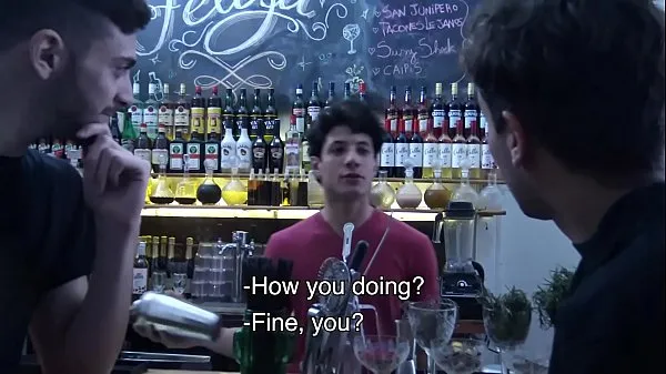 LatinLeche - Cum Thirsty Boy saugt einen Barkeeper ungeschnittenen SchwanzFahrvideos anzeigen