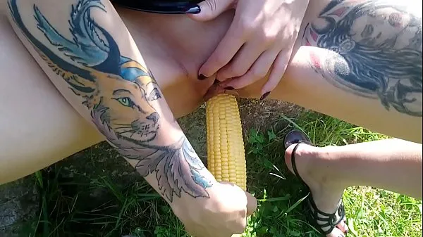 แสดง Lucy Ravenblood fucking pussy with corn in public วิดีโอขับเคลื่อน