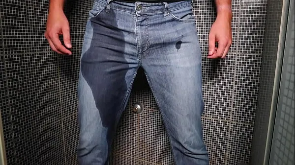 Εμφάνιση Guy pee inside his jeans and cumshot on end βίντεο δίσκου