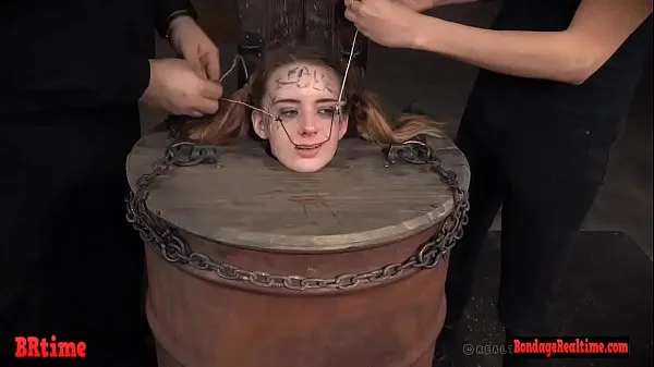 Bdsm babe trapped in a barrel and electrified ड्राइव वीडियो दिखाएँ