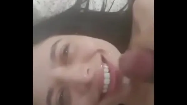 Afficher Amateur vidéo Cumming dans la bouche chaude vidéos Drive