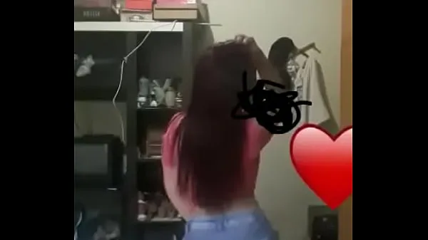 Mostrar Chica joven caliente bailando funk en pantalones cortos vídeos de conducción