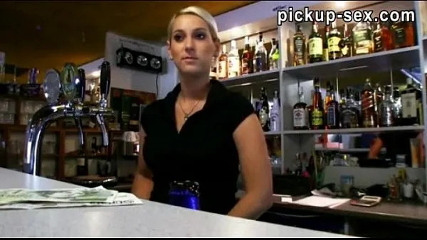 Vis Hot blonde bartender gets pussy banged good for money drevvideoer