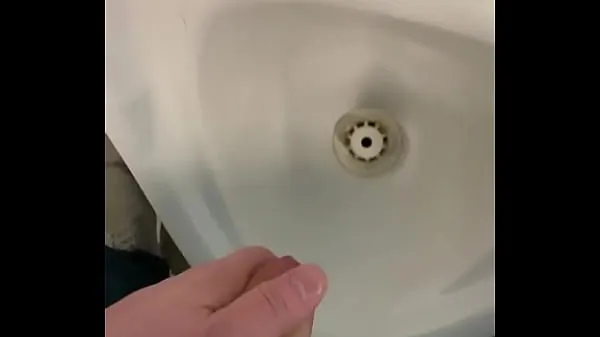 Nearly got caught wanking in toilets with big cumshot ड्राइव वीडियो दिखाएँ