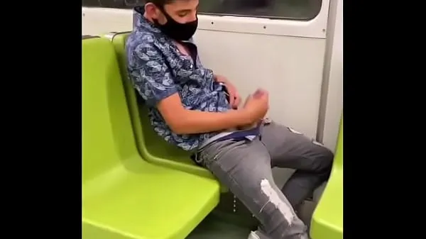 Videoları gösterin Máscarado batendo punheta no metro çalıştırın