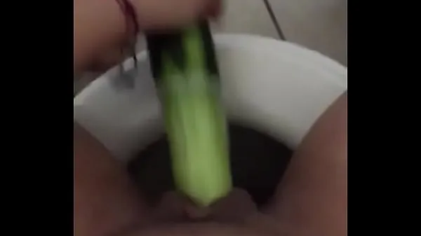 Mostrar Minha esposa empurrando um pepino vídeos do Drive