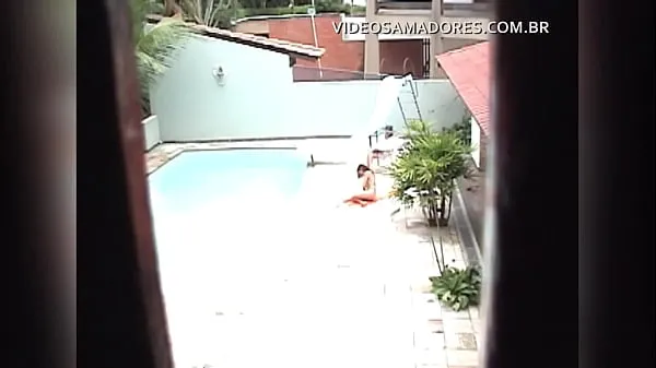 Young boy caught neighboring young girl sunbathing naked in the pool ड्राइव वीडियो दिखाएँ