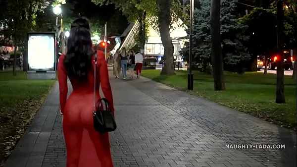 Mostrar Naughty Lada usa un vestido transparente en la calle vídeos de conducción