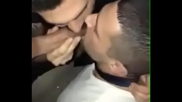 Afficher Deux hommes sucent une bite vidéos Drive