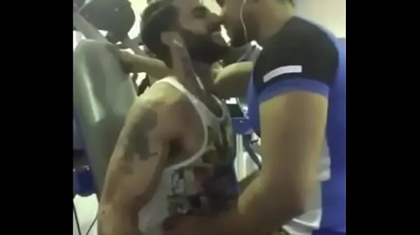 Vis Lovely Gay Kiss at Gym Between Two Indians drive-videoer