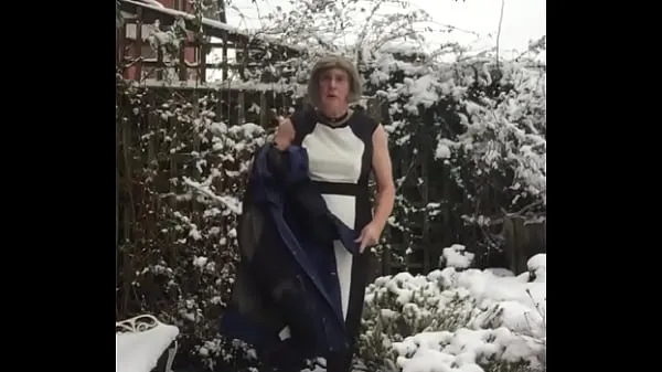 Afficher Outside in the snow - Johanna poses in dress vidéos Drive