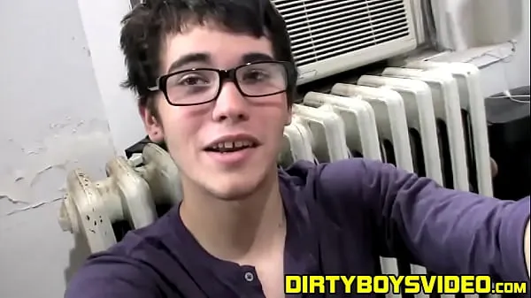 Tunjukkan Twink wears sexy glasses while jerking off his thick cock Video drive