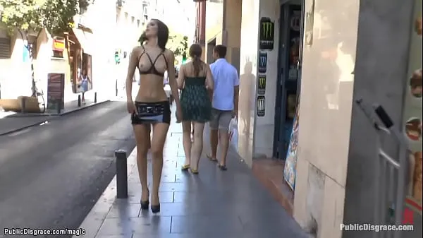 Mostrar Puta de tetas desnudas caminando en público vídeos de conducción