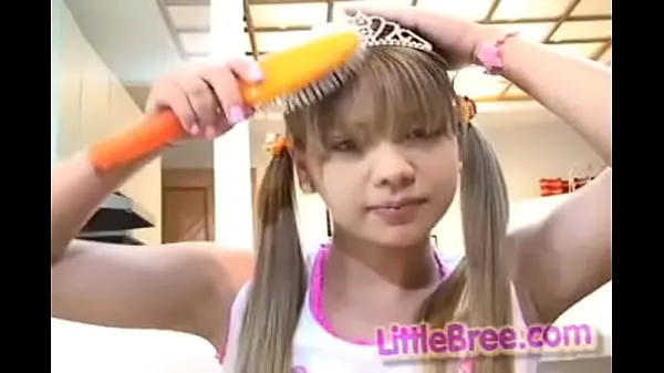 Mostrar Little Bree se cepilla el pelo y luego te muestra su pequeño coño vídeos de conducción