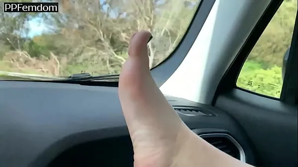 Näytä POV Bare Feet With Mistress Sofi in Car ajovideota