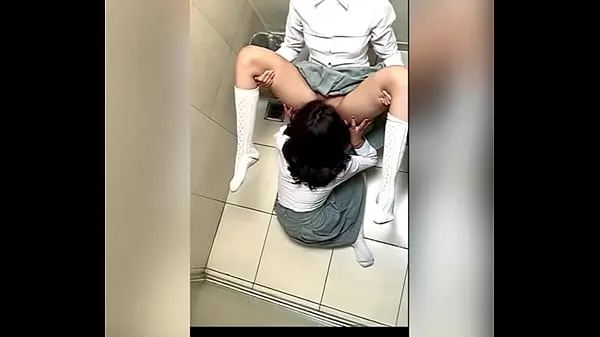 Mostrar Dos Alumnas Lesbianas Mexicanas Tocándose en el Baño de la Escuela y Haciendo Sexo Oral! Dos ESTUDIANTES LESBIANAS MEXICANAS Calientes en el Baño de Mujeres se TOCAN Hasta TERMINAR vídeos de conducción