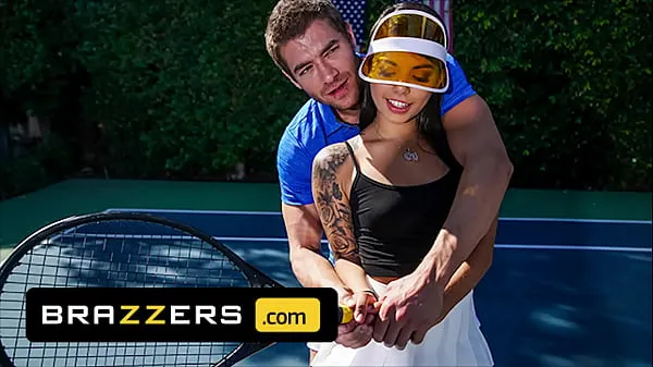 Mostrar Xander Corvus) Massages (Gina Valentinas) Foot To Ease Her Pain They End Up Fucking - Brazzers vídeos do Drive