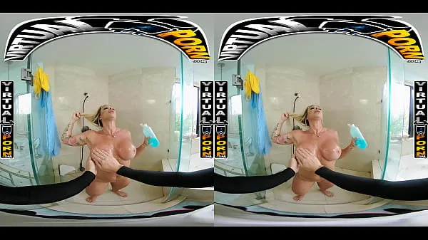 Mostrar Busty Blonde MILF Robbin Banx Seduces Step Son In Shower vídeos do Drive