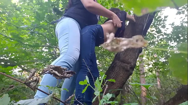 Mostrar Cogí a mi novia con un arnés en el bosque - Lesbian Illusion Girls vídeos de conducción