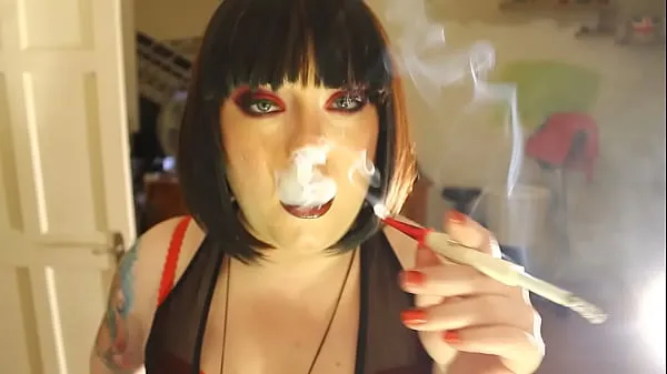 Mostra Fat Domme Tina Smua fuma una sigaretta senza filtro in un bocchinovideo di guida