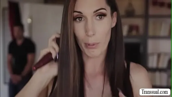 Tampilkan Stepson bangs the ass of her trans stepmom video berkendara